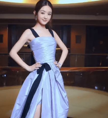 赵丽颖坐姿走红 姿势优雅一看就舒服得很